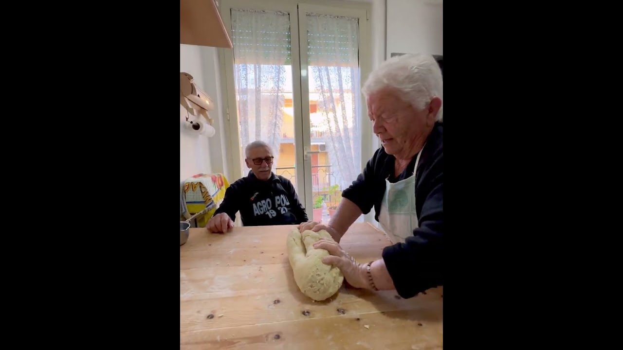 Oggi Nonna Angelina vi mostra come si preparano i ravioli. Buon appetito