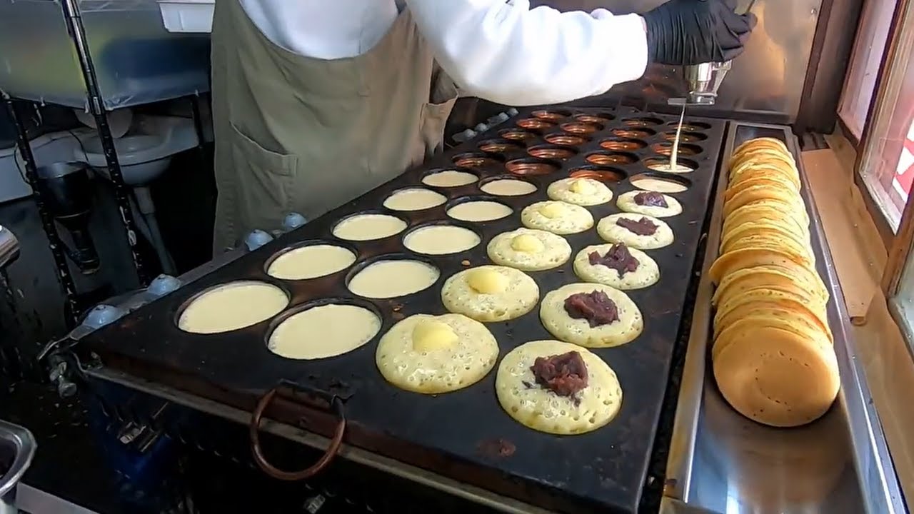 レトロな町でかわいいおねえさんが焼く焼きそばと今川焼き、大判焼き   回転焼き Japanese pancakes and fried noodles cooking