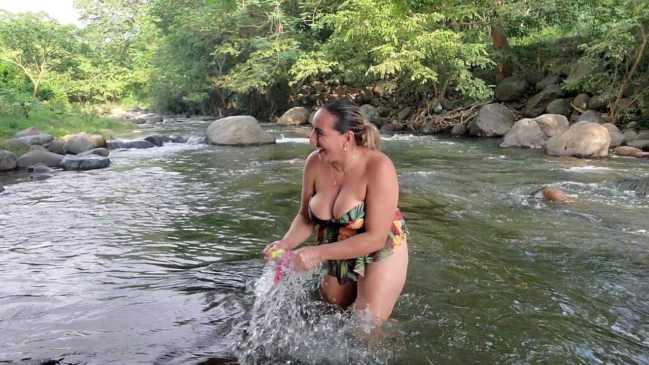 💙-woow!! que bonito y grande va el río 🏊🏻‍♀️ llegando listas para nadar 