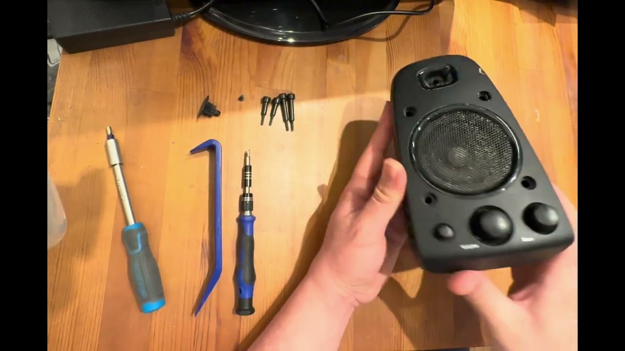 Logitech THX 2.1 ￼ Lautsprecher. Gehäuse öffnen. ￼