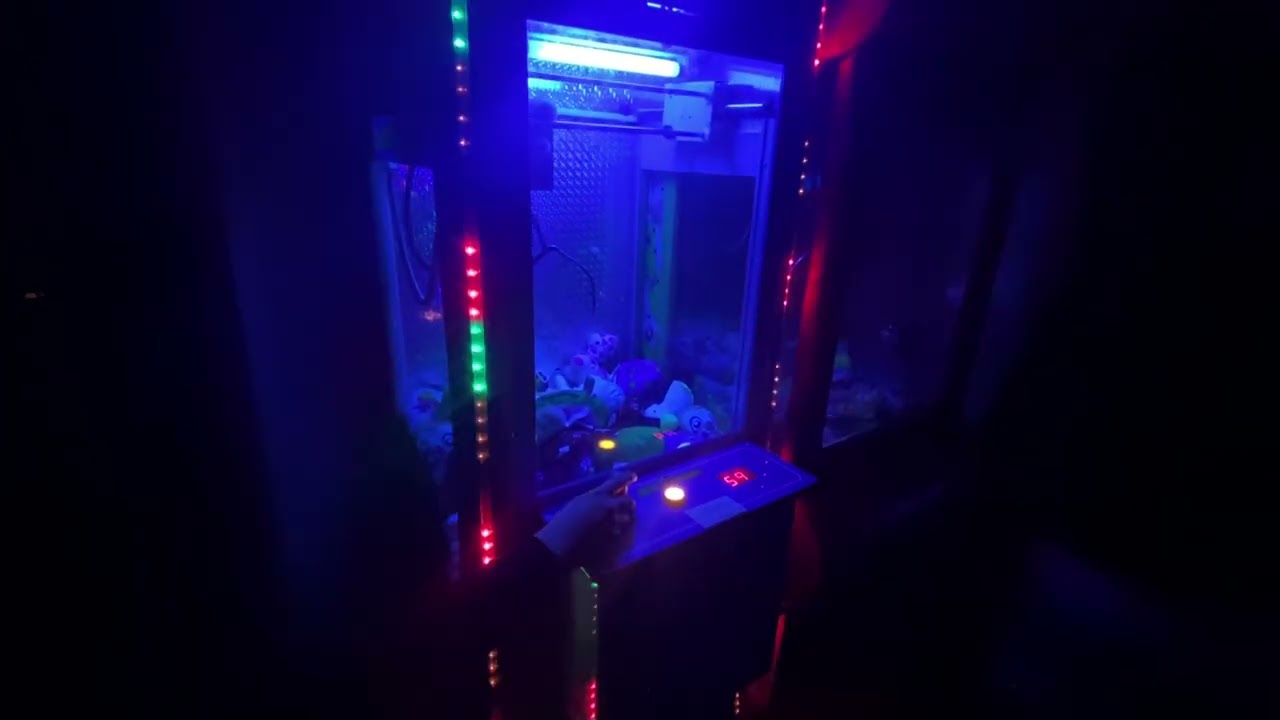 Paokai Surprise Claw Machine || Gameplay at night! (Blue Light)