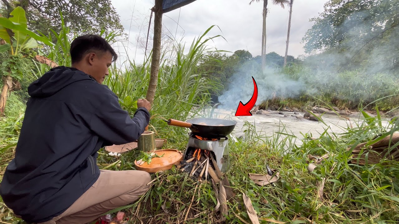 Masak ayam gulai dipinggir sungai diiringi hujan deras bikin perut laper