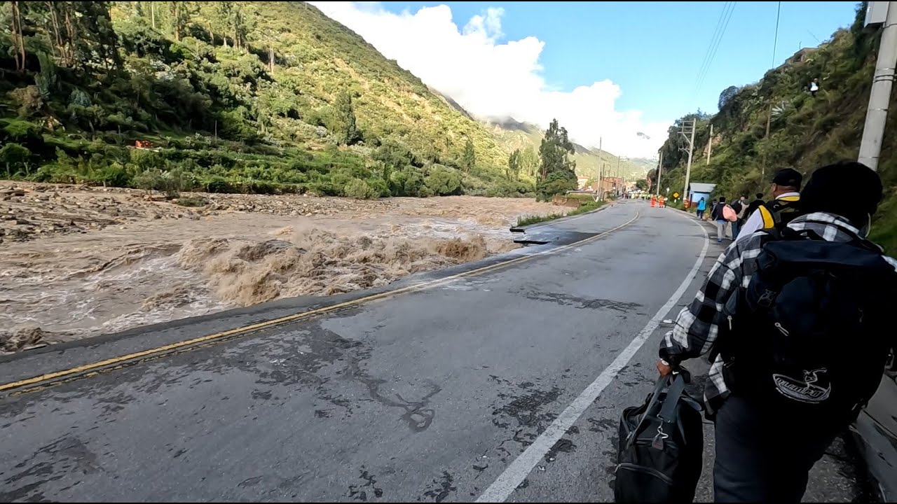 DESBORDE DEL RIO CHALHUANCA  EN MIS VACACIONES , PISTA DESTRUIDA, BUSES TRAILERS VARADOS.