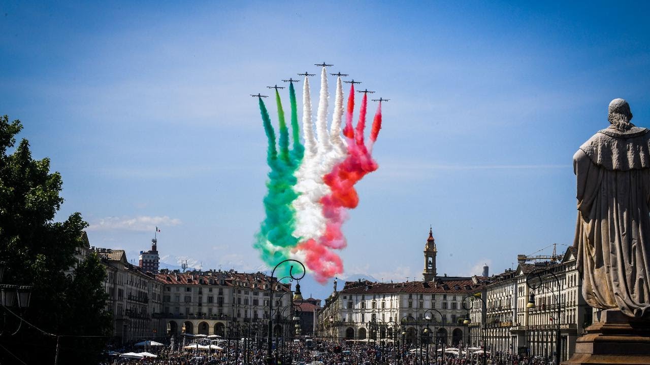 Il passaggio delle Frecce tricolori su Torino, bagno di folla tra piazza Vittorio e Gran Madre