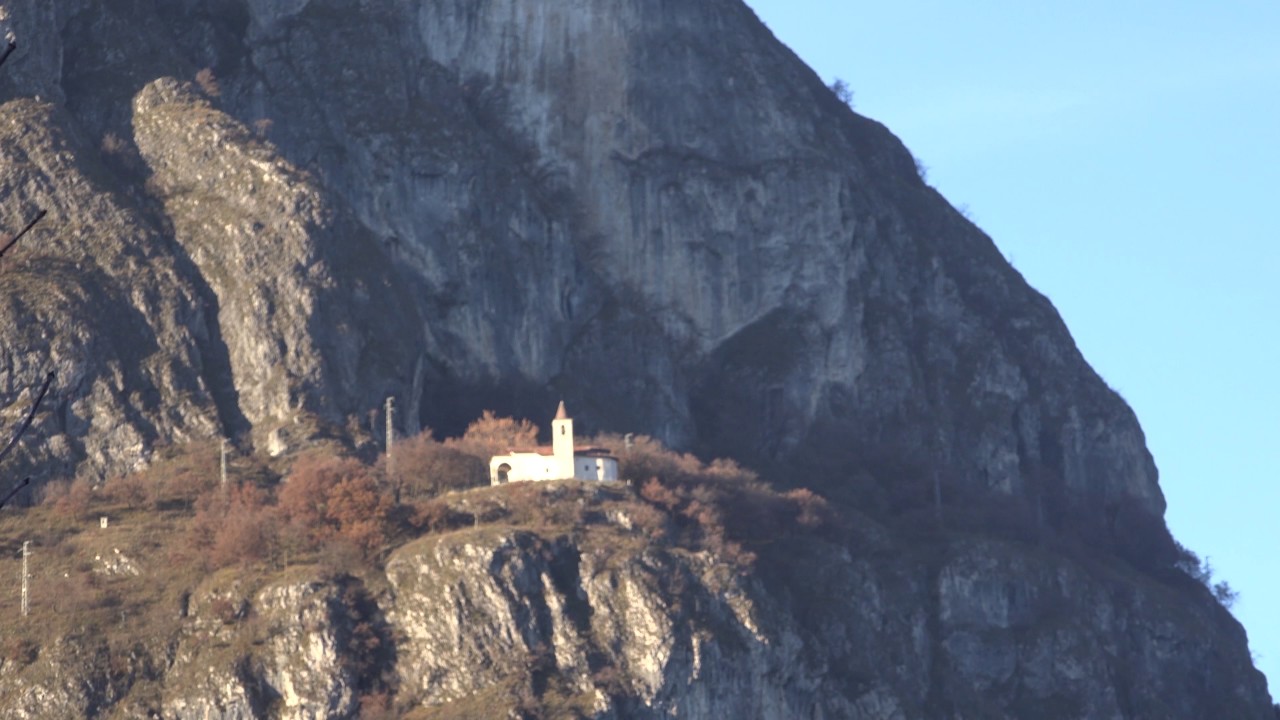 Santuario di San Martino di Griante, su una roccia sul Lago di Como