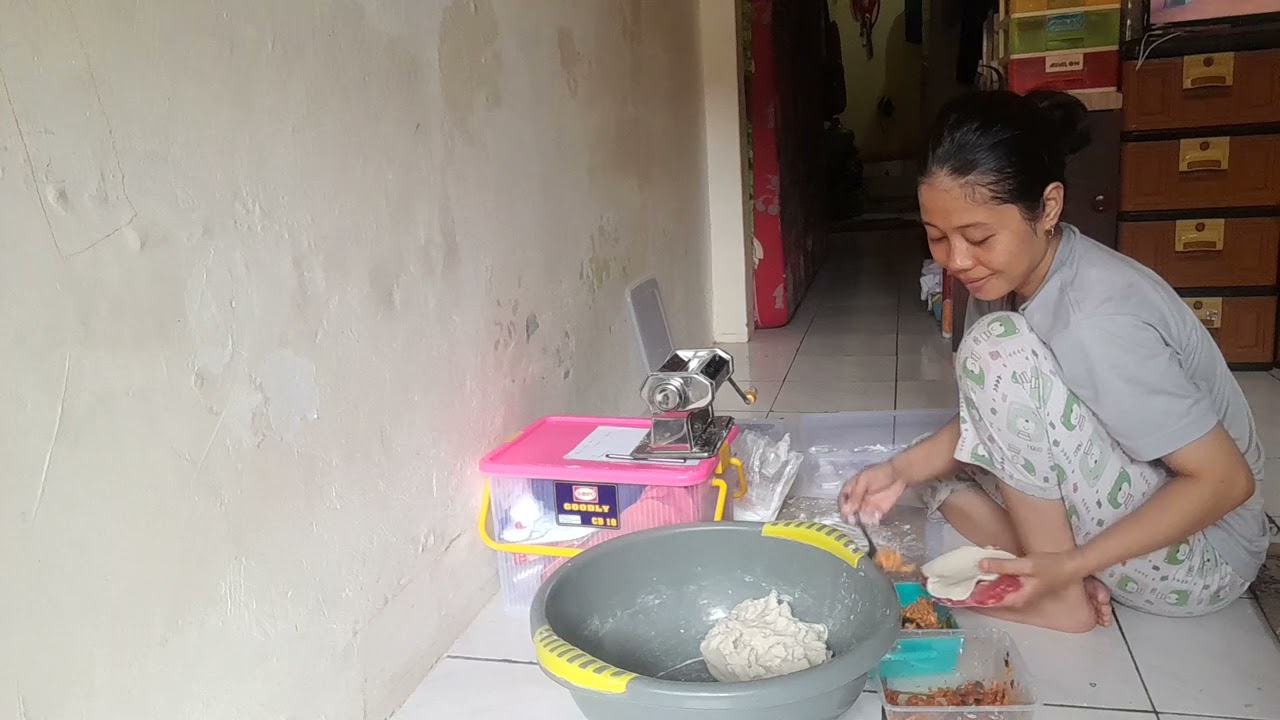 proses bikin cireng isi ayam pedes dan baso pedes.tenang yah gaes tanganya udah higenis yah gaes.🙏