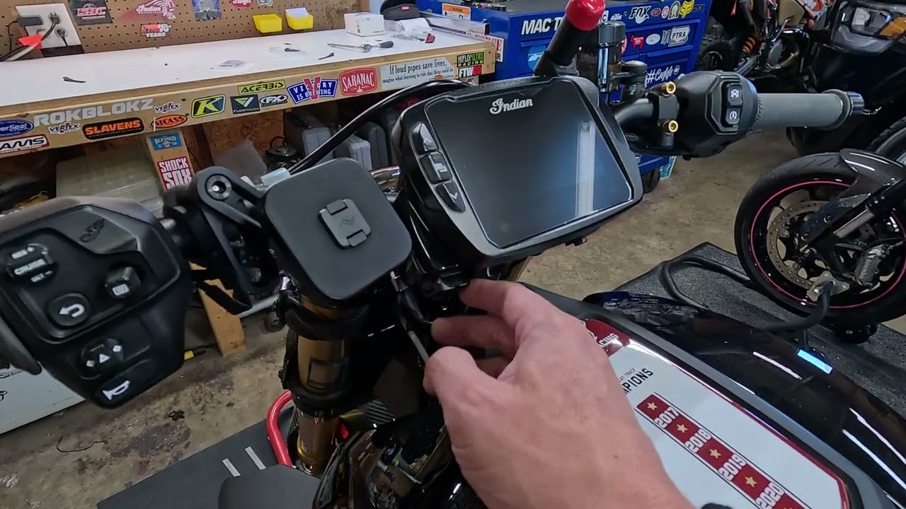 Installing the NEW Wireless Charging Peak design Motorcycle mount.