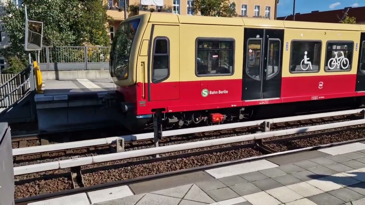 Züge am Bahnhof Berlin Baumschulenweg