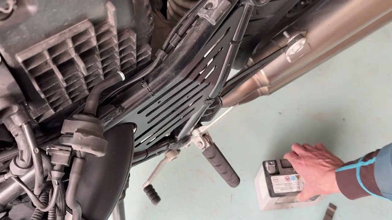 Fuel Tank Removal, Air Filter Replacement, Battery Replacement on BMW R ninet Roadster motorbike