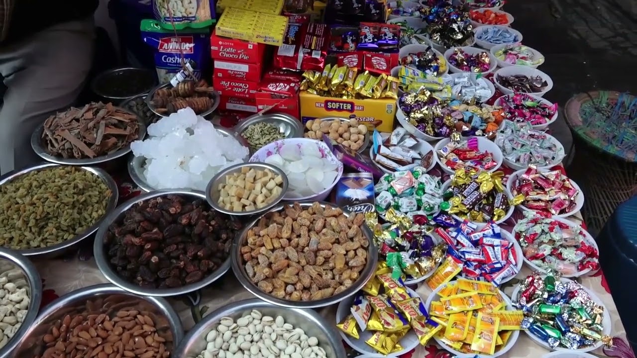 म्हः पूजा र भाइटीकाका लागि आवश्यक सरसामान किनमेल गर्दै जनसाधारण- tihar