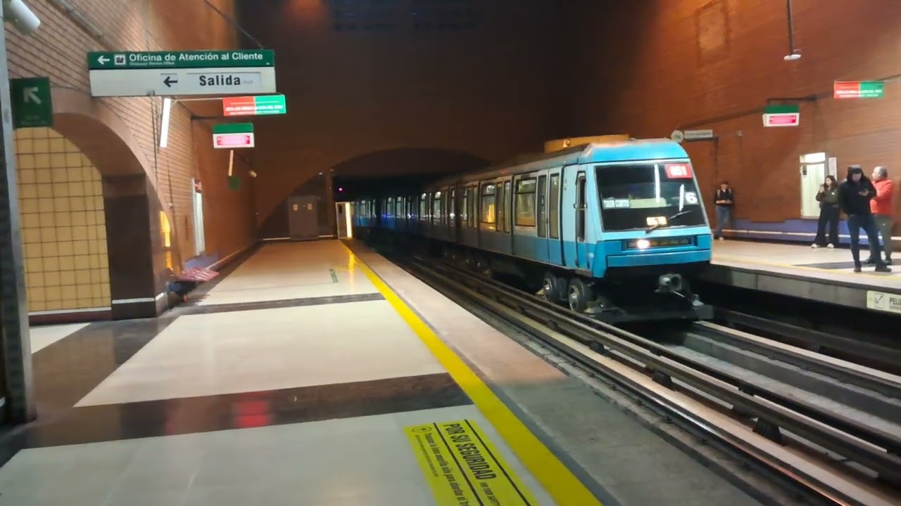 NS-93 (2051) ingresando a Estación Baquedano, Línea 5.