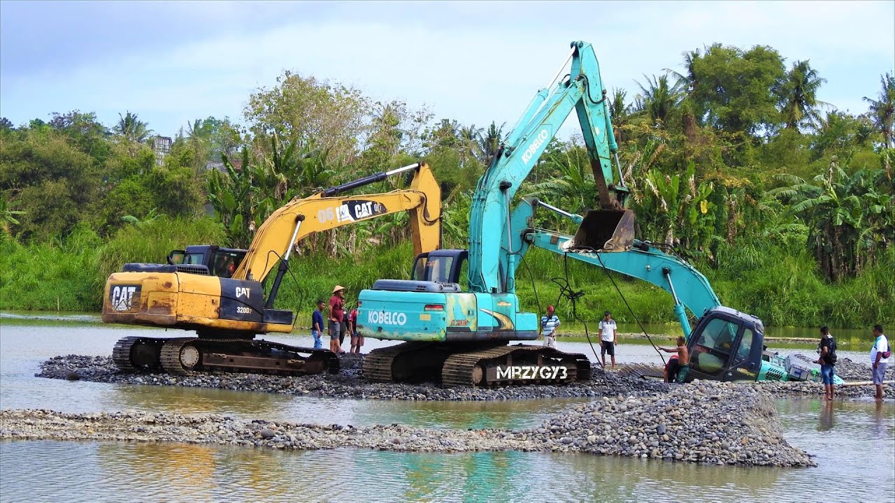 Excavator Sink On The River Heavy Recovery Kobelco SK200