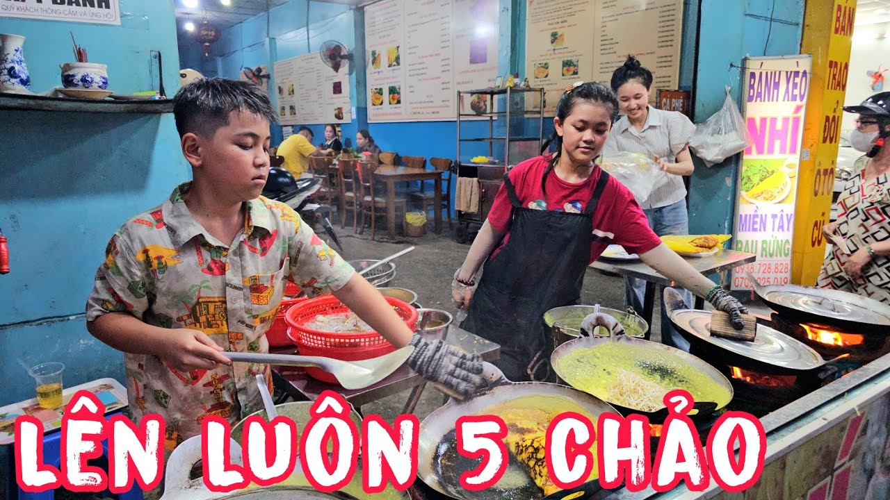 Hai Đầu Bếp Nhí Trổ Tài Chiên 5 Chảo Bánh Xèo Cùng Lúc Vẫn Không Kịp Bán