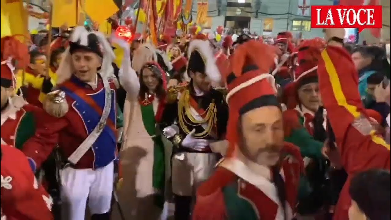 Bagno tra la folla della vezzosa Mugnaia di Ivrea