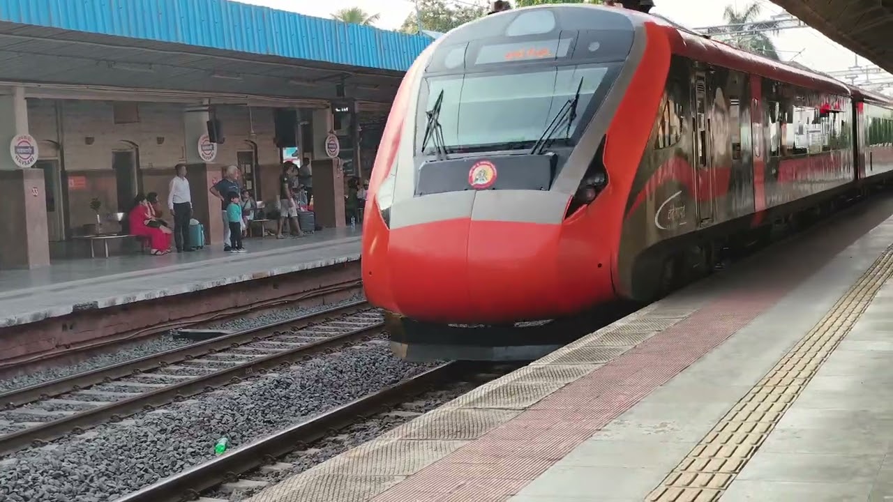 20902 Gandhinagar capital Mumbai Central Vande Bharat express At Navsari
