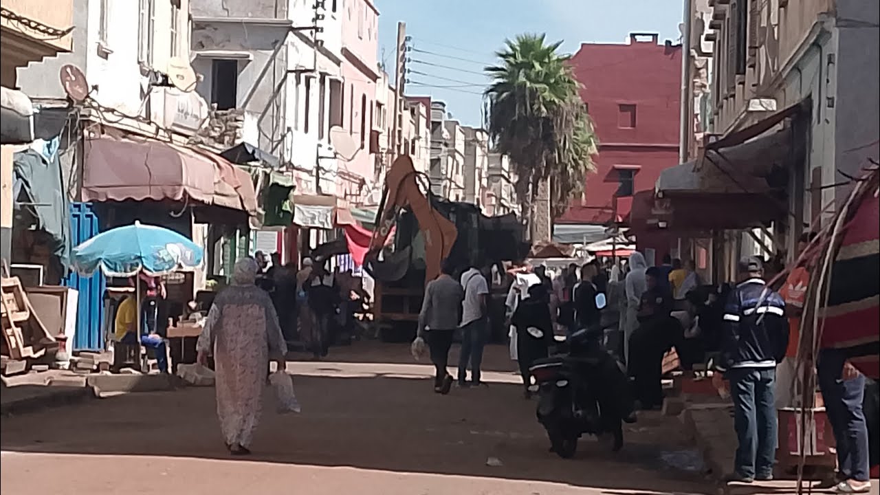 دخلوا تشوفوا اش واقع في درب السلطان😱بالضبط في درب الكبير جا تراكس وبدا يهدم روينة نايضة وسط الساكنة🥺