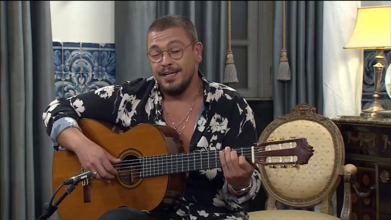 Fadista Ricardo Ribeiro canta 