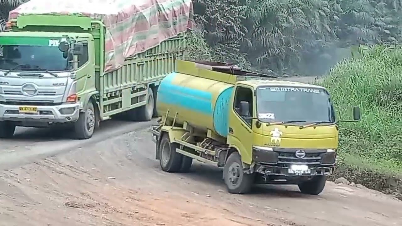 DI PINGIR JALAN
