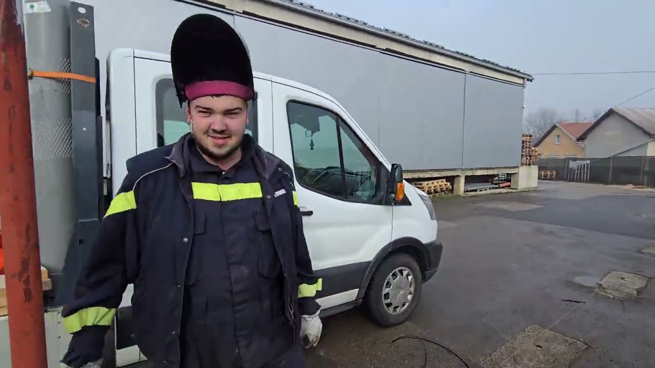 Peka vari okolo se žari: Mladi bravar iz Brinja u Drenu spaja elemente ograde