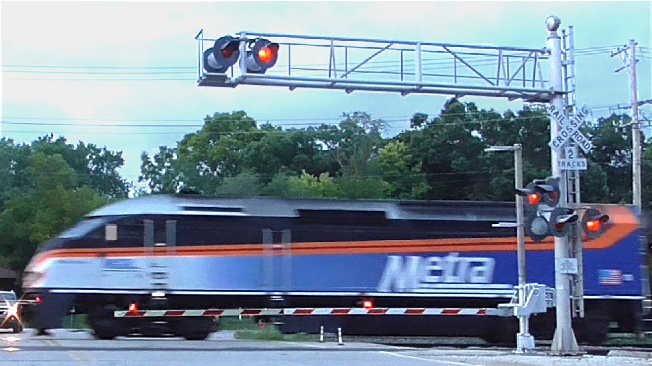 Metra train at Fox Lake Railroad Crossing / Pociąg Podmiejski Metra na przejeździe kolejowym w USA