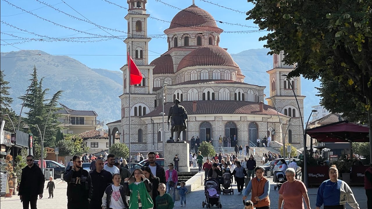 E diela me diell tejmbush Korçën. Turistët por edhe qytetarët shijojnë qytetin. VIDEO