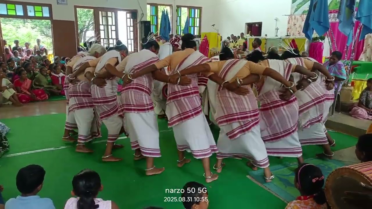 बरवाडीह पल्ली में संत मोनिका पर्व के अवसर पर फादर और सिस्टरों का जलवा 😁😁😄