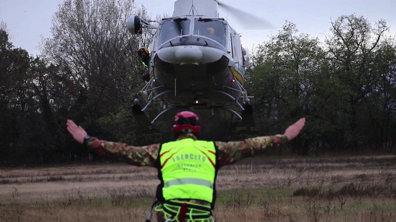 Elicottero, corde e ramponi: l'addestramento estremo degli specialisti del soccorso alpino