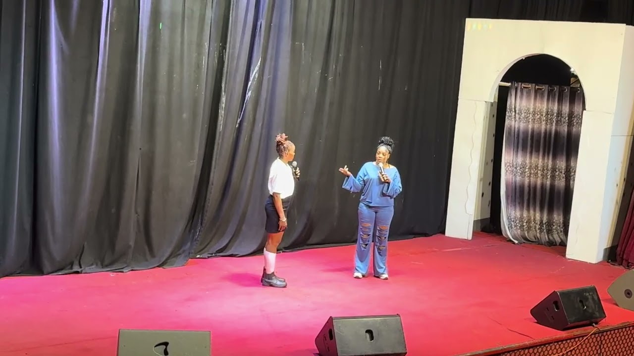 Taata wo'mwana yaziza omuzigo, naakwana muwala we mubutamanya.Seekyo naamulaga ne akatambi ko'busegu