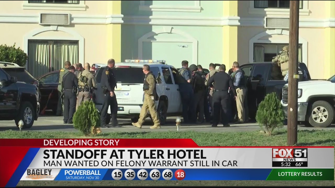 Smith County Sheriff's deputies in standoff with wanted man at Econo Lodge