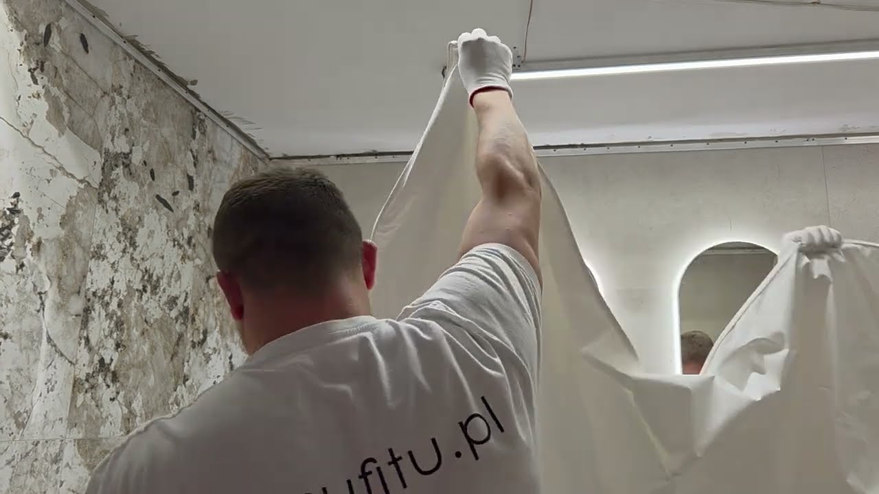 Sufit napinany z linią LED | Sufit w łazience