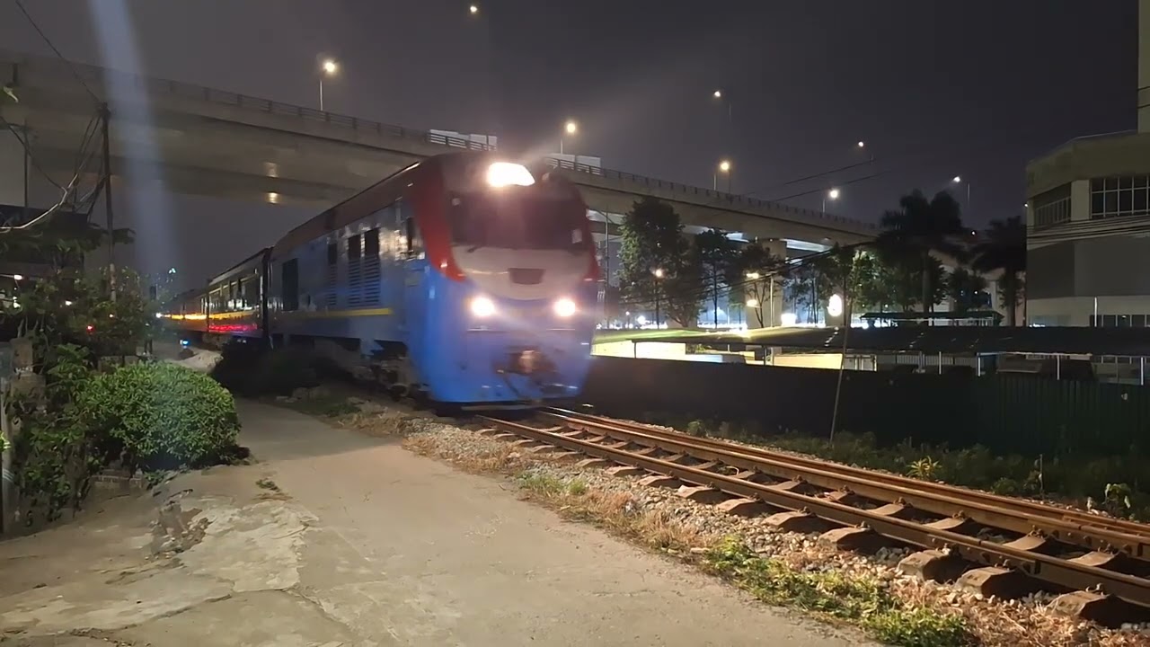 D19Er-2033 kéo MR1 qua trạm Thượng Cát (21:23, 16/2/2026)
