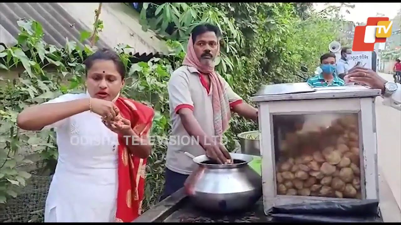 Rani Panda Relishes Gup Chup During Campaign For Benudhar Barik In Balasore