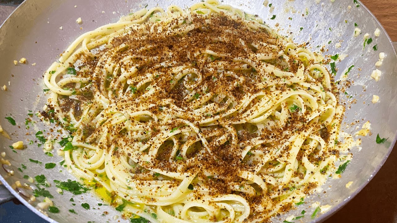 SPAGHETTI AGLIO OLIO E PEPERONCINO CON PANGRATTATO ALLE OLIVE