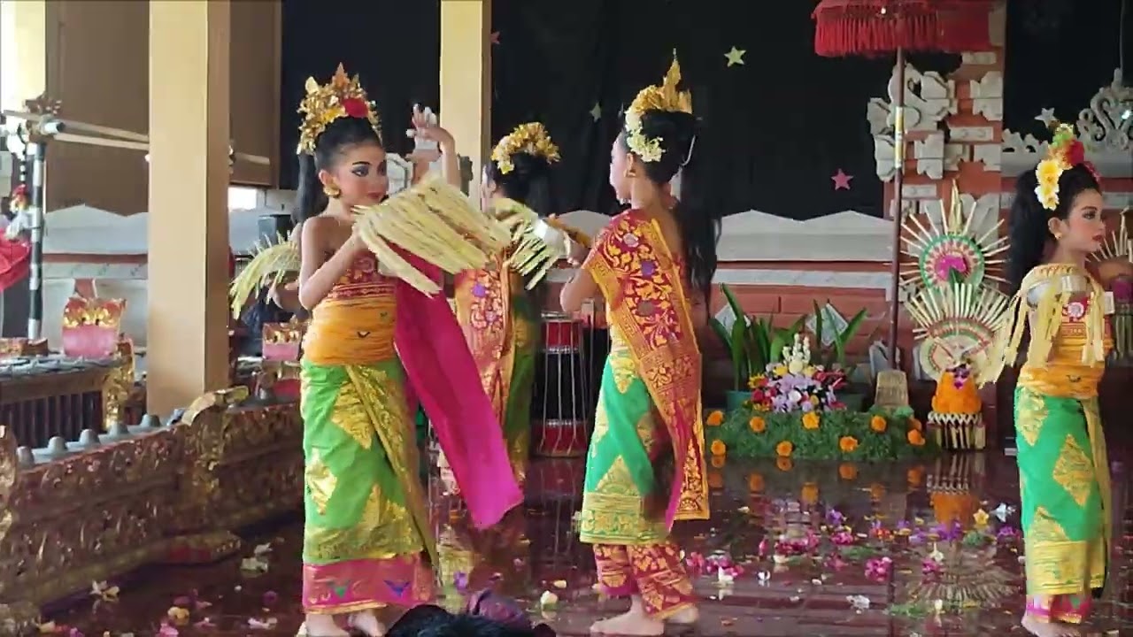 Tari Panyembrahma by Kiran