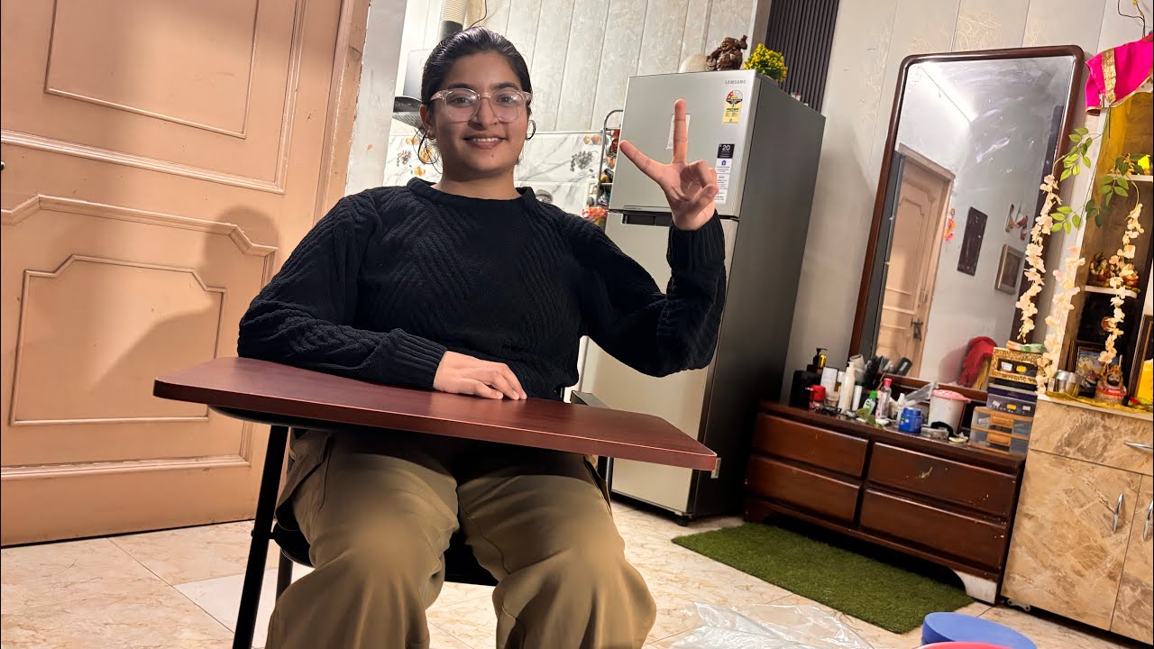 Aaj Yashika study ke liye new chair le kr aayi 🪑📚