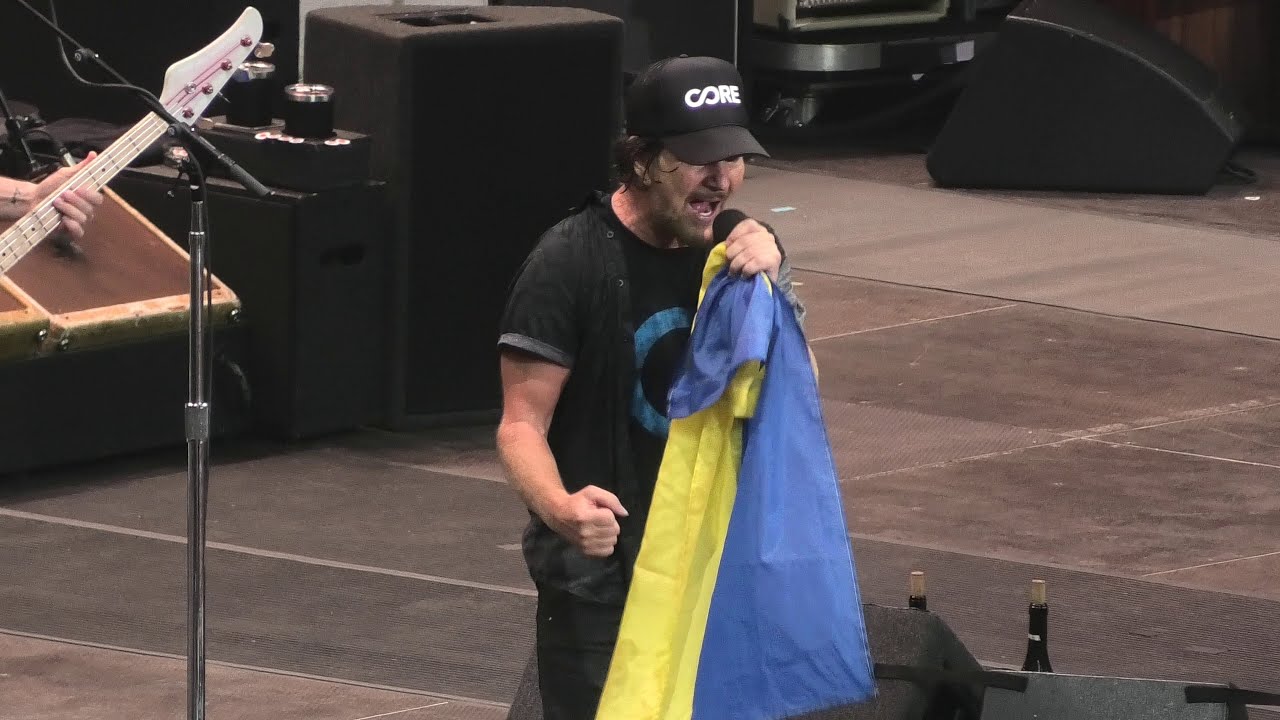 Pearl Jam 2022-07-14 Cracow, Tauron Arena, Poland -  Rockin' in the Free World (Neil Young cover)