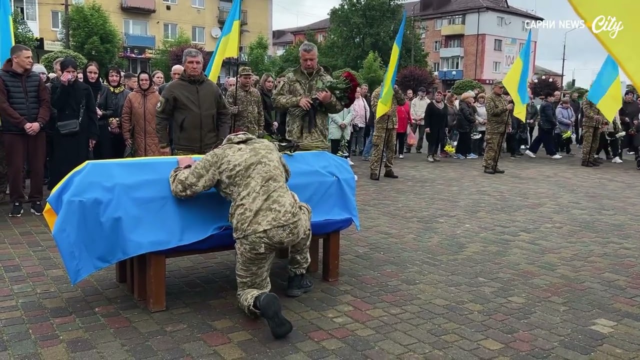 У Сарнах попрощалися зі старшим сержантом Володимиром Фесовцем