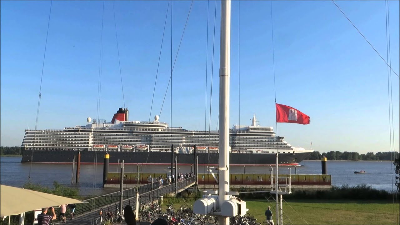 Queen Elizabeth passing by Hamburg Wedel Willkommhöft / Elbe river