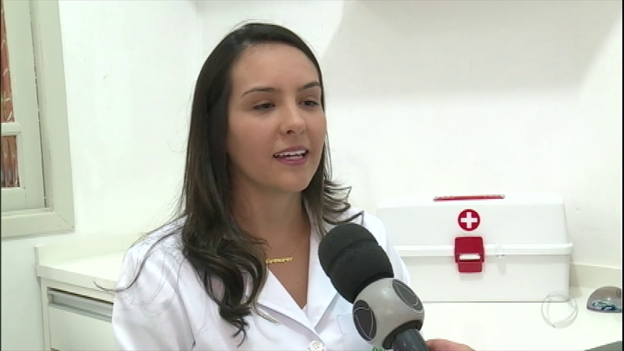 Médico faz passarinho voltar à vida com massagem cardíaca