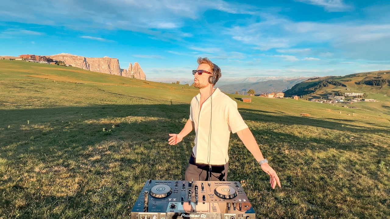 Melodic House Sunrise Mix (R&Uuml;F&Uuml;S DU SOL, &ME, Black Coffee, Adriatique, Parra for Cuva)