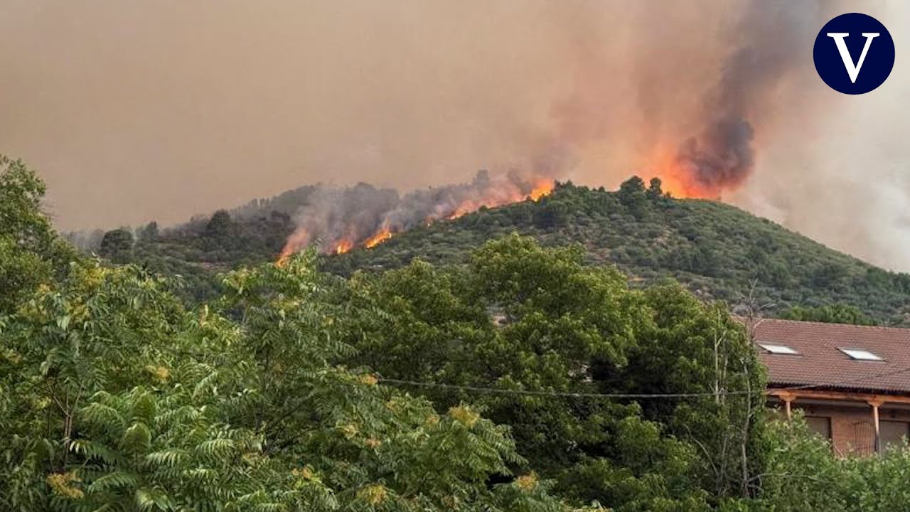 El avance del fuego hacia El Arenal (Ávila) obliga a confinar a sus vecinos