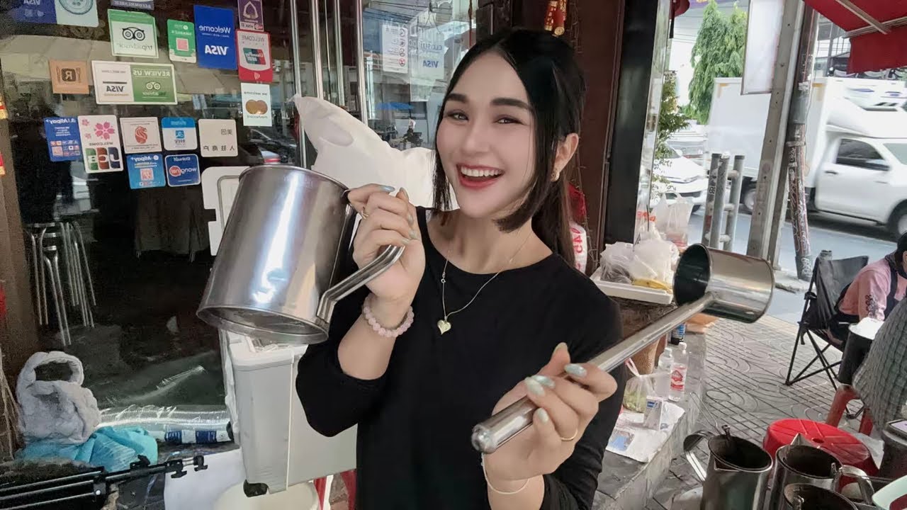 LIVE Street Café - Welcome Family 🤗 Ploysai Coffee Lady in Bangkok Thailand - Thai Street Food