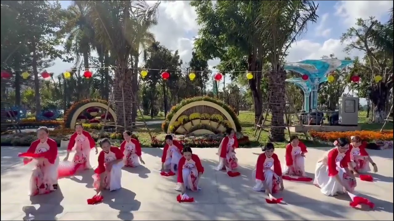 ĐOẢN XUÂN CA /Múa Quạt CLB Sức Sống Mới Phường Cẩm Thành Quảng Ngãi  Chào Năm mới. 