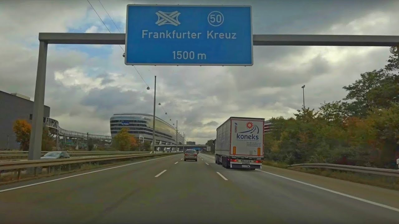 Unterwegs auf der Autobahn A3 am Flughafen Frankfurt - größter Flughafen in Deutschland