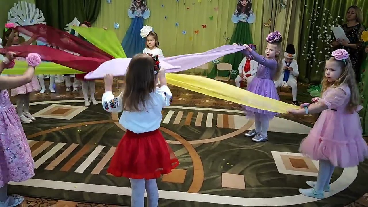 танець квітів з тканиною