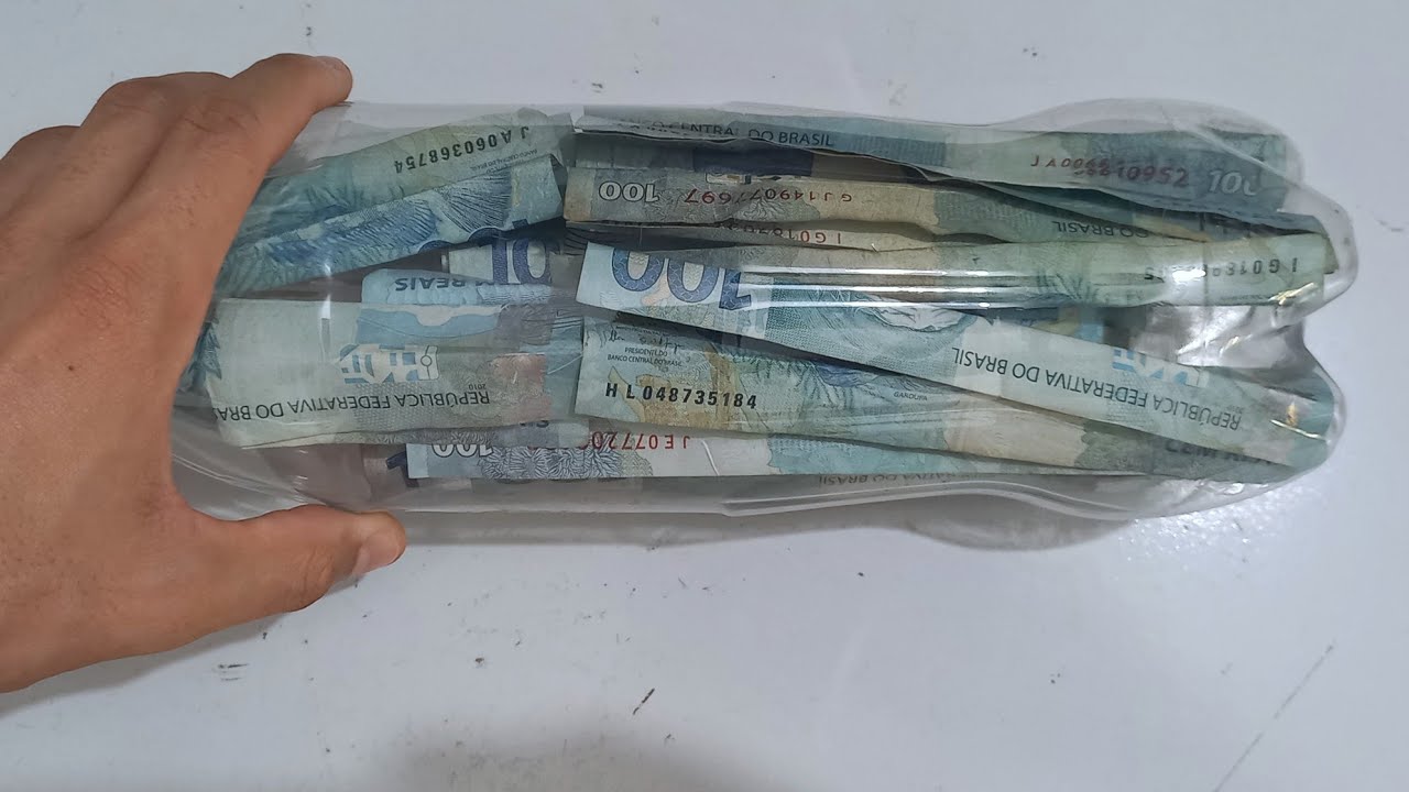 Quantas notas de R$100 reais da pra juntar em uma garrafa pet de 1litro?