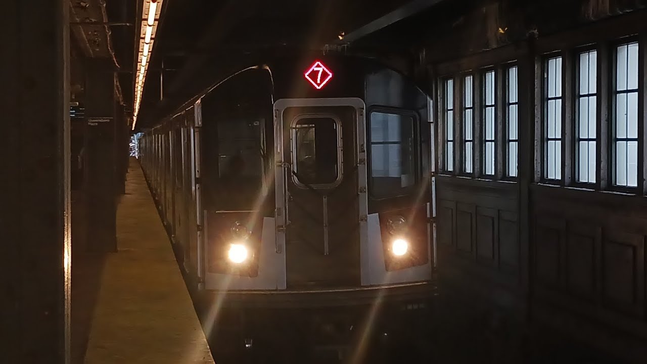 (7) {7} (N) (W) Trains At Queensboro Plaza Station [AM RUSH]