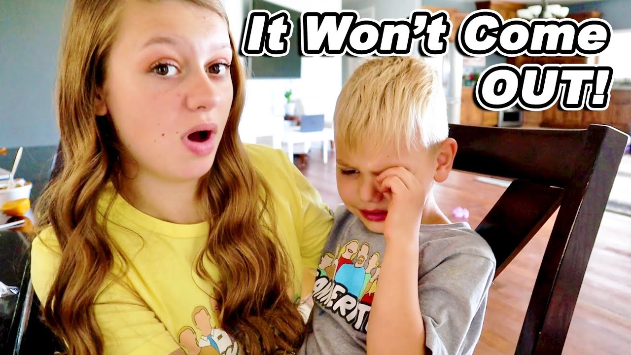 Он застрял у него в ГЛАЗЕ!