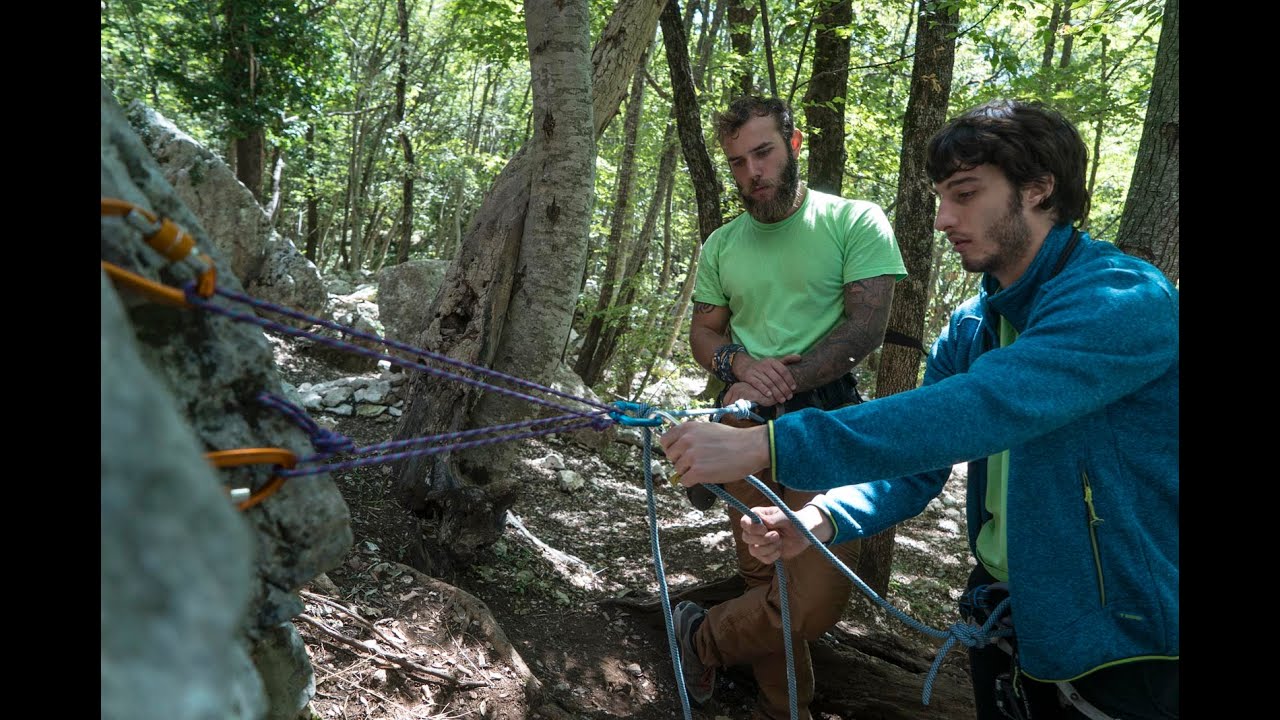 LEZIONI DI ALPINISMO: Come calare il socio con Piastrina o con Reverso