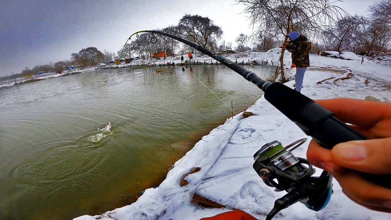 PESCUIT IARNA PE GER LA PASTRAV INGHETA APA PE FIR